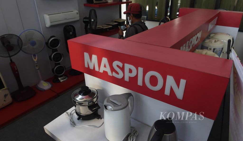 Undangan melihat produk buatan Maspion saat kegiatan pelepasan kontainer ekspor ke-100.000 berisi produk alumunium produksi Maspion di Sidoarjo, Jawa Timur, Kamis (29/9/2022). Tujuan ekspor ke-100.000 tersebut adalah AS dengan nilai 1,2 juta dollar AS. 