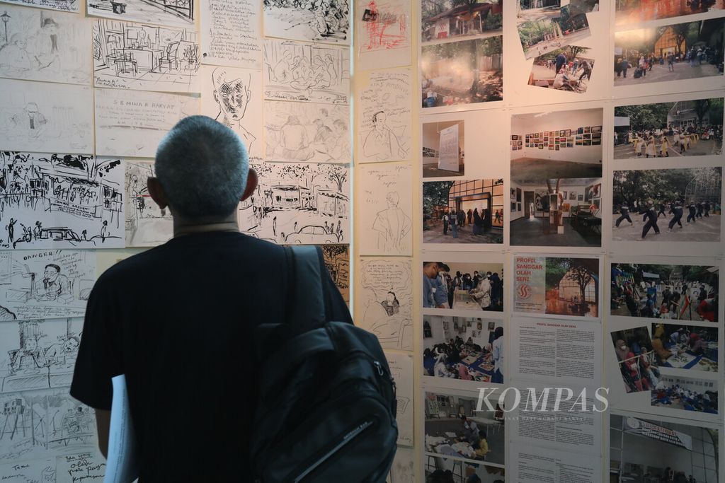 Pengunjung mengamati karya yang dipamerkan di lobi Teater Kecil Taman Ismail Marzuki, Jakarta, Senin (24/7/2023). Akademi Jakarta (AJ) menggelar program tahunan tentang kemandirian pikiran serta pameran dan diskusi. 