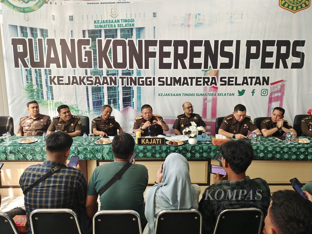 Kepala Kejaksaan Tinggi (Kejati) Sumatera Selatan (Sumsel) Sarjono Turin mengungkap perkembangan sejumlah kasus dugaan korupsi dalam konferensi pers di Palembang, Senin (30/10/2023). 