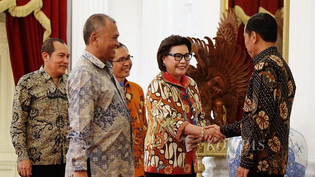 Presiden Joko Widodo menyambut kedatangan empat unsur pimpinan Komisi Pemberantasan Korupsi, Agus Rahardjo, Basaria Panjaitan, Alexander Marwata, dan Saut Situmorang, di Istana Merdeka, Jakarta, Jumat (5/5/2017).