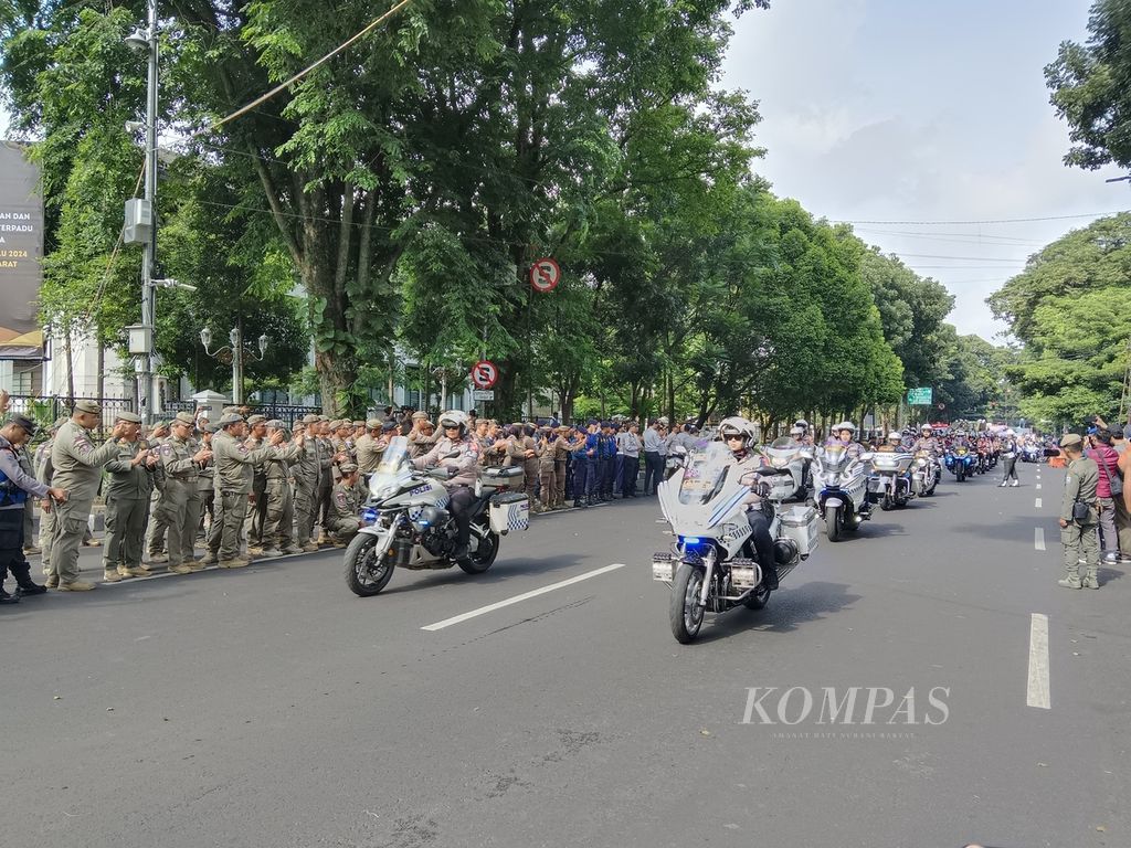 Pergeseran pasukan Polri dan TNI untuk pengamanan Pemilu 2024 di halaman Gedung Sate Kantor Gubernur Jawa Barat, Kota Bandung, Senin (12/2/2024). Total sebanyak 19.725 personel yang diterjunkan untuk pengamanan pemilu di Jawa Barat.