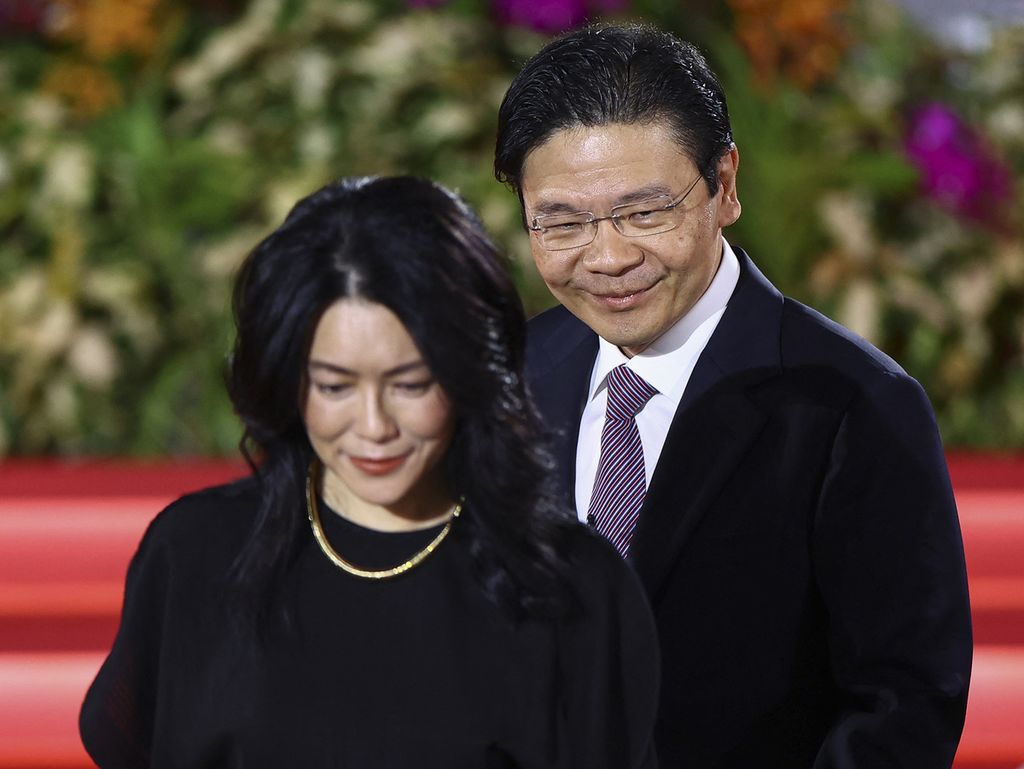 Perdana Menteri Singapura yang baru, Lawrence Wong (kanan), tampil bersama istrinya, Loo Tze Lui, pada upacara pelantikan, di Istana, di Singapura Rabu (15/5/2024). 