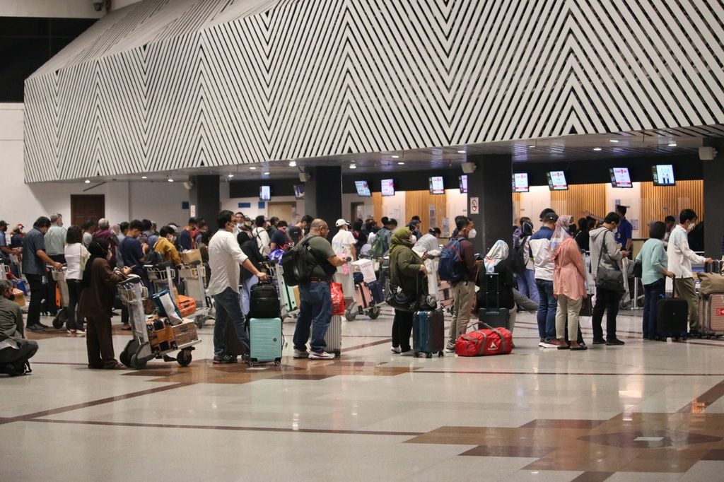 Penumpang mengantre di layanan <i>check in</i> Bandara Juanda di Sidoarjo, Jatim, Rabu (12/4/2023). Jumlah penumpang diprediksi naik 18 persen saat arus mudik Lebaran 2023.