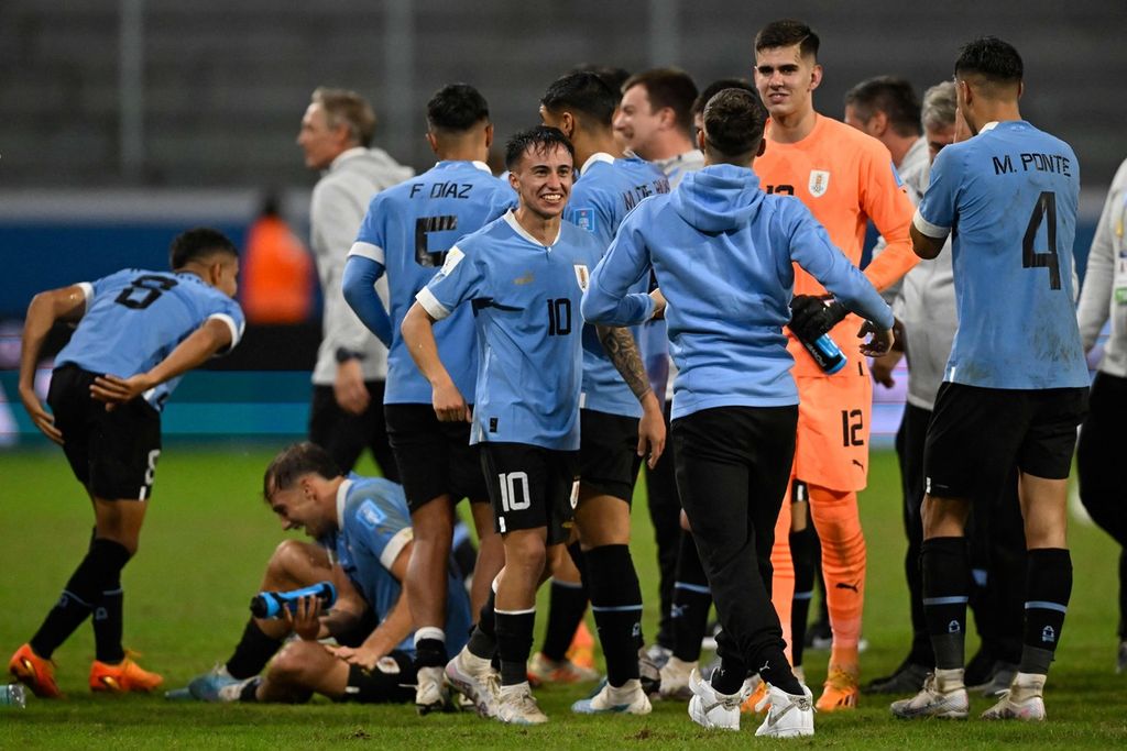 Pemain Uruguay melakukan selebrasi setelah mengalahkan Amerika Serikat dalam pertandingan perempat final Piala Dunia U-20 di Stadion Madre de Ciudades, Santiago del Estero, Argentina, Minggu (4/6/2023). 