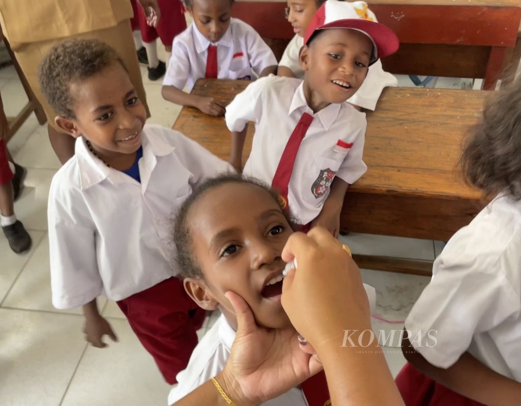 Vaksin tetes <i>novel oral polio vaccine type 2</i> (nOPV2) diberikan kepada anak di SDN Inpres Yoka Pantai, Kampung Yoka, Distrik Heram, Kota Jayapura, Papua, Senin (3/6/2024).