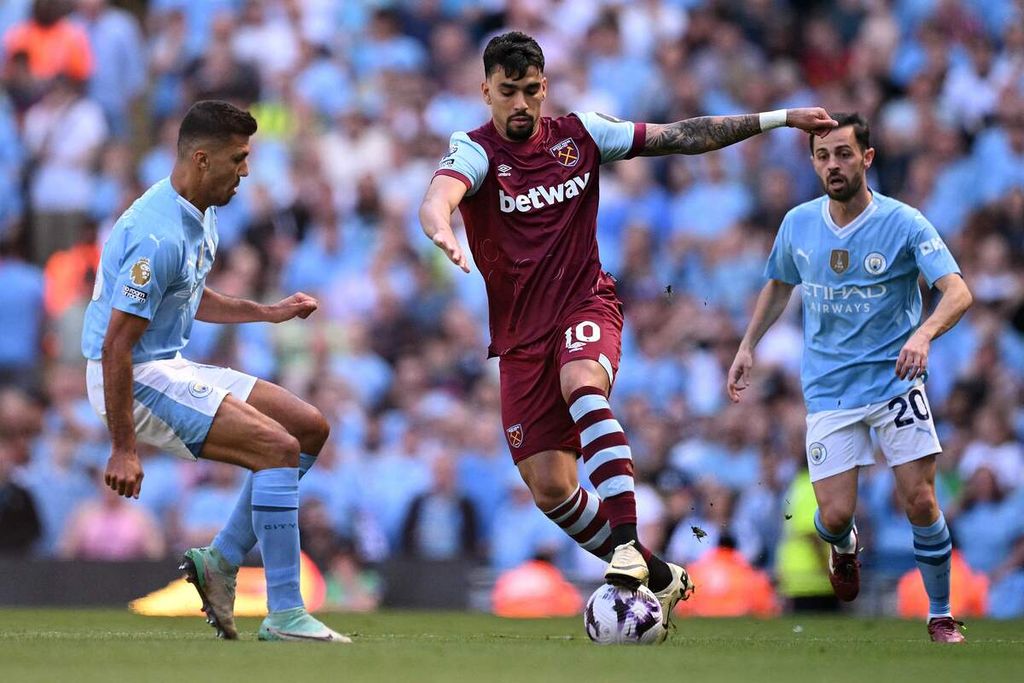 Gelandang Manchester City, Rodri (kiri), berebut bola dengan gelandang West Ham United, Lucas Paqueta, dalam pertandingan pekan terakhir Liga Inggris antara Manchester City dan West Ham United di Stadion Etihad, Manchester, Minggu (19/5/2024). 