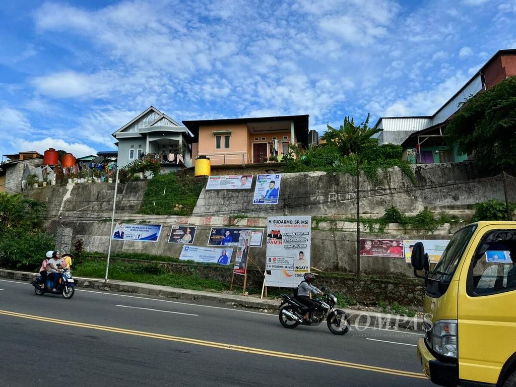 Jejeran spanduk calon anggota legislatif pada Pemilu 2024 di Maluku, Ambon, Senin (11/12/2023).