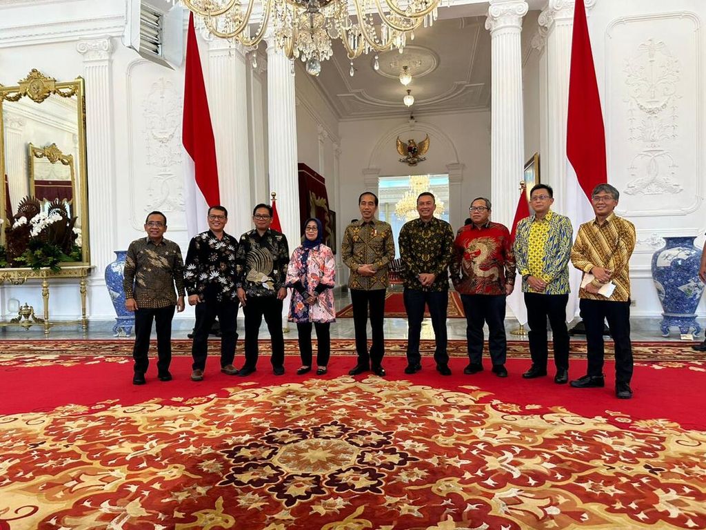 Presiden Joko Widodo berfoto bersama jajaran Dewan Pers periode 2022-2025 di Istana Merdeka, Jakarta, Senin (6/2/2023). 