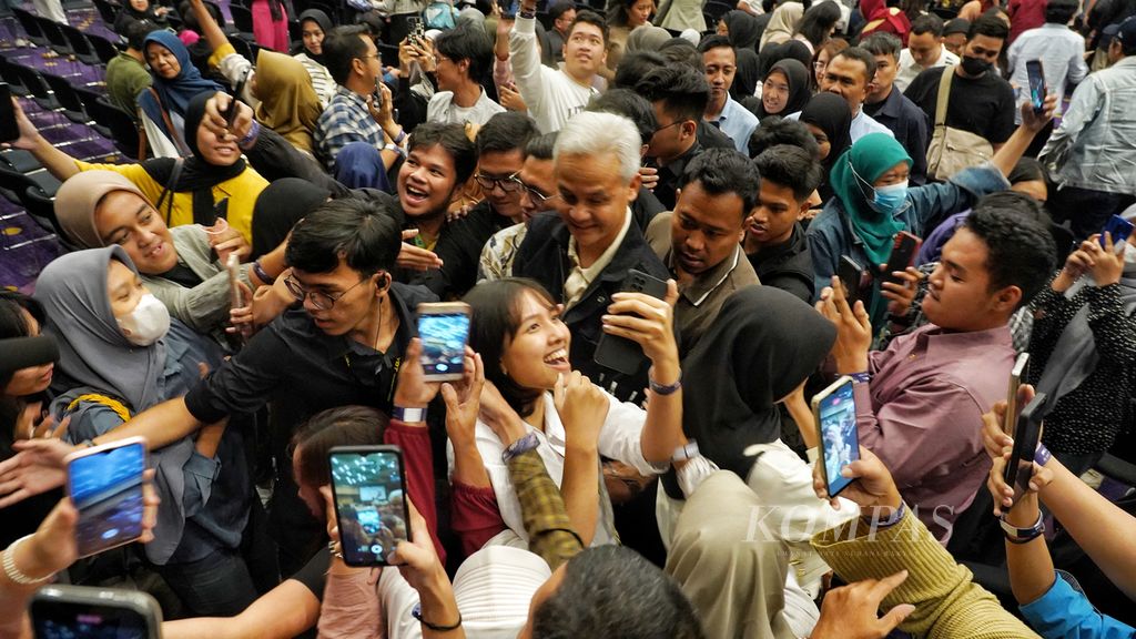 Para hadirin berebut berfoto dengan Gubernur Jawa Tengah Ganjar Pranowo seusai menjadi pembicara dalam acara Youth on Top National Conference (YOTNC) 2023 di pusat perbelanjaan Kota Kasablanka, Jakarta, Sabtu (15/7/2023). 