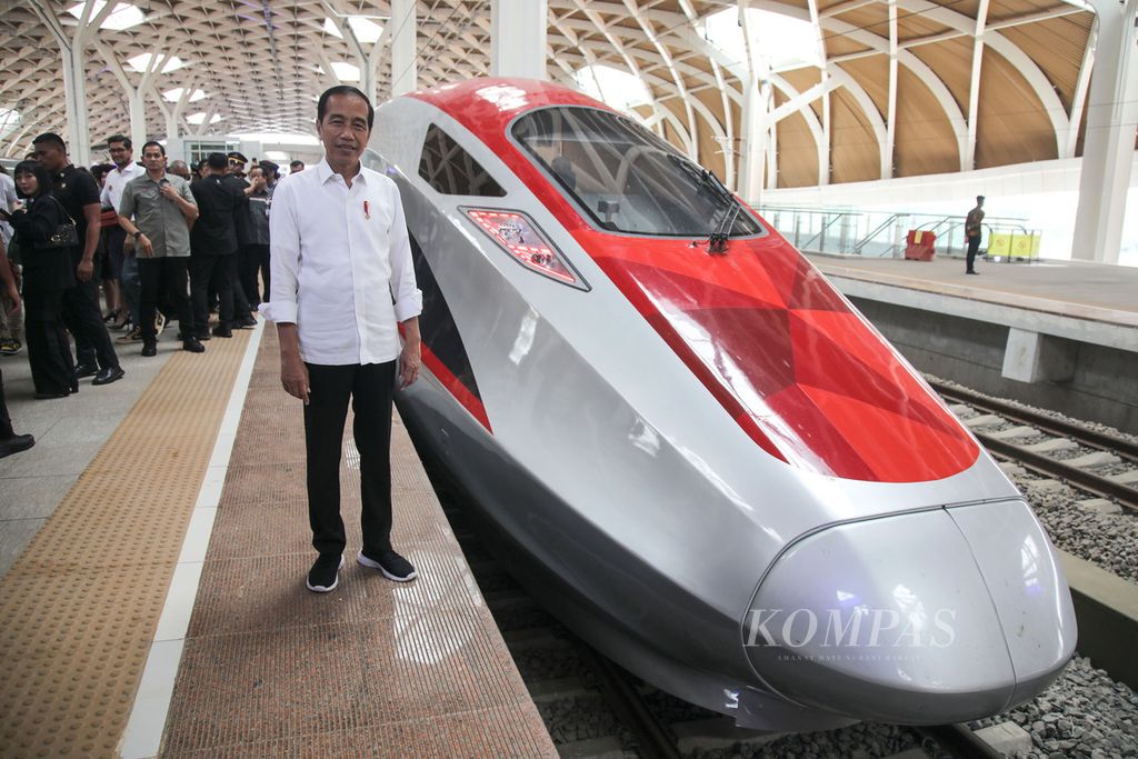  Presiden Joko Widodo di depan Kereta Cepat Jakarta-Bandung (KCJB) seusai mencoba kereta ini di Stasiun KCJB Halim, Jakarta, Rabu (13/9/2023). Presiden menjajal kereta cepat ini dari Stasiun Halim hingga Stasiun Padalarang di Bandung, Jawa Barat. 