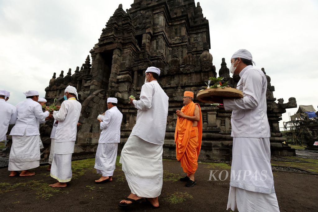 Anggota delegasi G20 Religion Forum (R20) dari India mengamati prosesi ritual Tumpek Landep yang dilakukan umat Hindu di Candi Prambanan, Sleman, DI Yogyakarta, Sabtu (5/11/2022). 