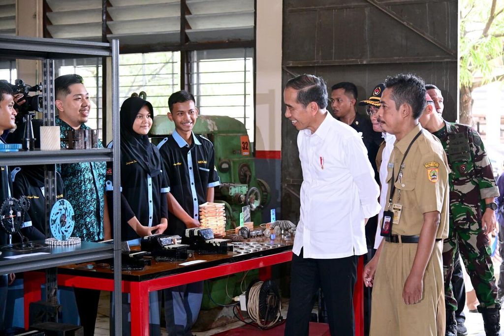 Presiden Joko Widodo mengunjungi SMKN 1 Kedungwuni, Kabupaten Pekalongan, Jawa Tengah, Rabu, 13 Desember 2023. Dalam kunjungannya, Presiden meninjau beberapa kelas untuk melihat proses pembelajaran dan menyapa para siswa.