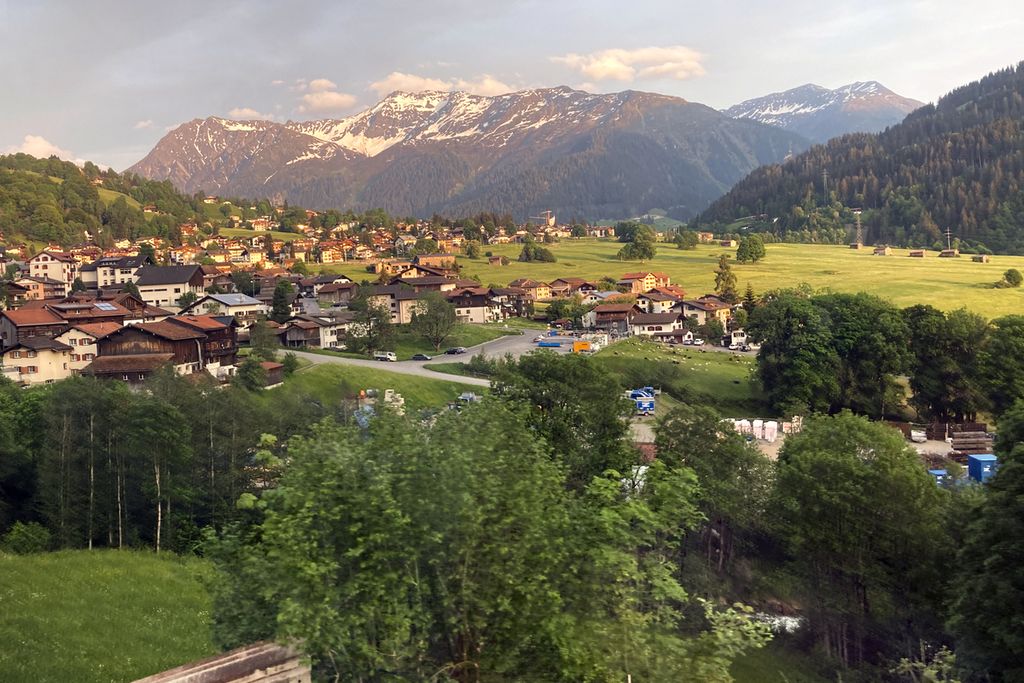 Pemandangan saat matahari akan terbenam terlihat dalam perjalanan dengan kereta menuju Davos, Swiss, Sabtu (21/5/2022). 