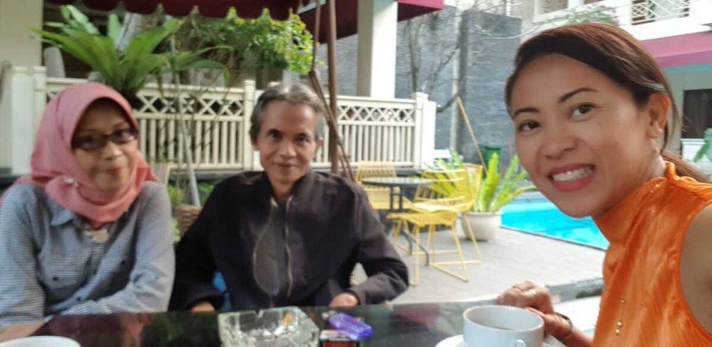 Naning Scheid bersama penyair Joko Pinurbo di Yogyakarta