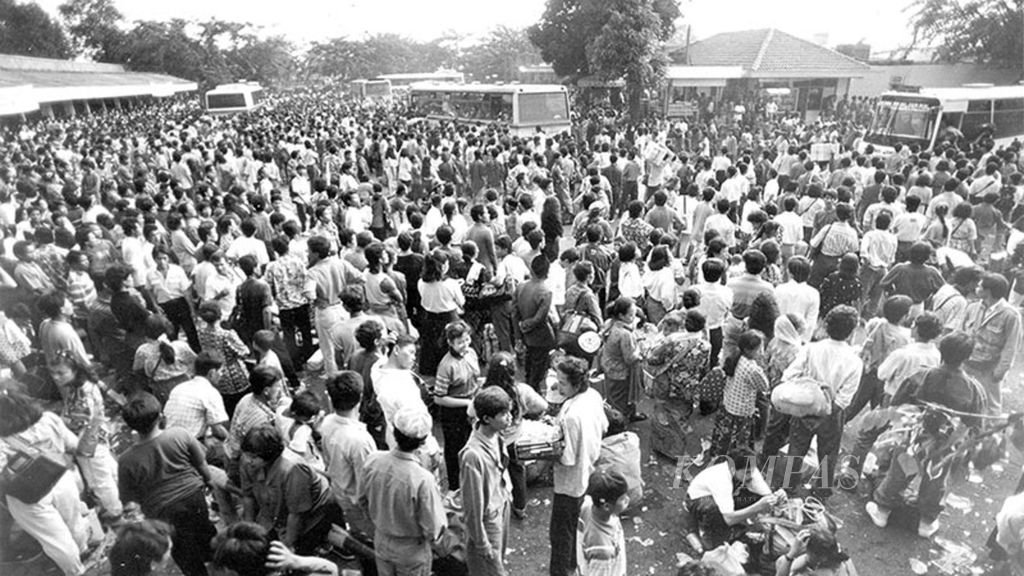 Arus mudik di terminal bus antar kota Pulo Gadung, Jakarta (28/3/1992). Tercatat ada 672 bus yang melayani 32.023 orang pemudik.