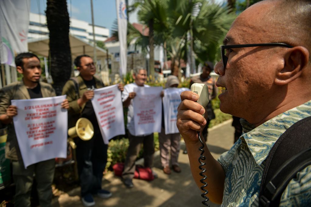 Seorang peserta aksi berorasi di depan Balai Kota DKI Jakarta, Selasa (20/6/2023). 