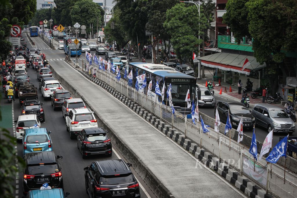 Deretan bendera partai politik terpasang pada pagar pembatas jalan di Jalan Mampang Prapatan Raya, Jakarta Selatan, Minggu (20/8/2023). Menjelang masa kampanye Pemilu 2024, sejumlah partai politik mulai memasang berbagai atribut, seperti spanduk dan bendera, untuk menyosialisasikan partai mereka. Komisi Pemilihan Umum (KPU) telah menetapkan masa kampanye Pemilu 2024 pada 28 November 2023 hingga 10 Februari 2024. 