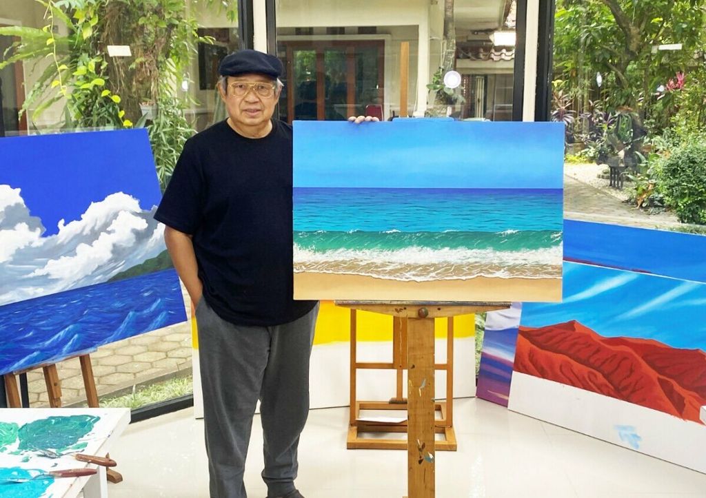 Presiden ke-6 RI Susilo Bambang Yudhoyono bersama lukisannya berjudul “Debur Ombak di Pantai Pacitan”.