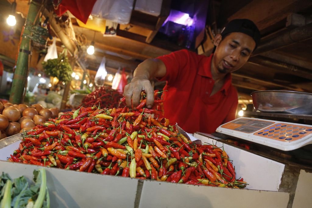 Pedagang melayani pembeli yang hendak berbelanja cabai rawit di Pasar Senen, Jakarta, Rabu (8/3/2023). Harga cabai rawit telah mencapai Rp 80.000 per kilogram. Dua pekan menjelang Ramadhan, harga sejumlah harga bahan pangan  mulai naik.