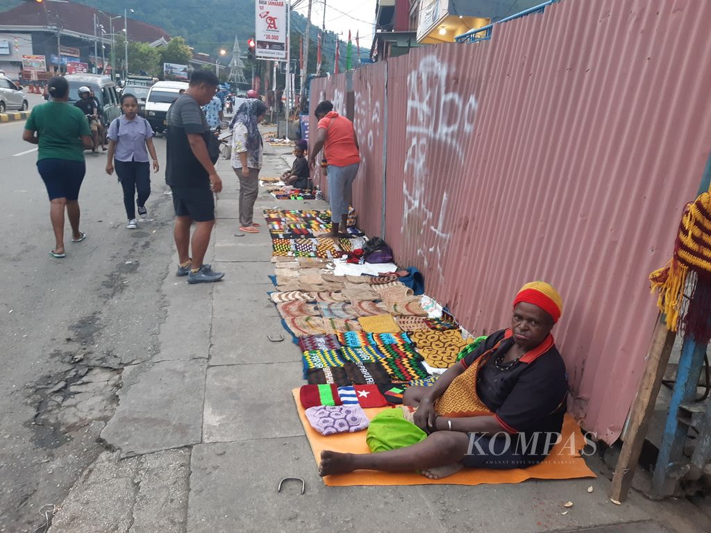 Aktivitas para perajin tas noken di emperan jalan Distrik Abepura, Kota Jayapura, Papua, pada 28 Agustus 2023. Mereka adalah anggota Kelompok Noken Kreatif yang berpusat di Abepura.