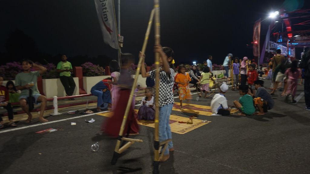 Permainan tradisional yang dihadirkan oleh Kampoeng Dolanan turut menyemarakkan Festival Ramadhan di Jembatan Suroboyo, Surabaya, Jawa Timur, Sabtu (15/4/2023) malam. Acara diselenggarakan oleh Pemkot Surabaya  bekerja sama dengan Bank Jatim untuk memeriahkan Ramadhan.
