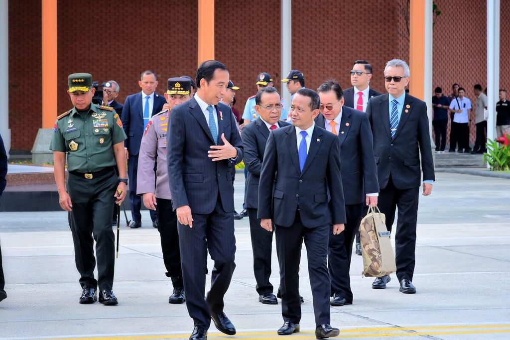Presiden Joko Widodo bersama delegasi terbatas pada Selasa (9/1/ 2024) memulai rangkaian kunjungan ke tiga negara di Asia Tenggara (ASEAN), yaitu Filipina, Vietnam, dan Brunei Darussalam. Kunjungan tersebut merupakan kunjungan balasan setelah kunjungan terakhir lima tahun lalu.