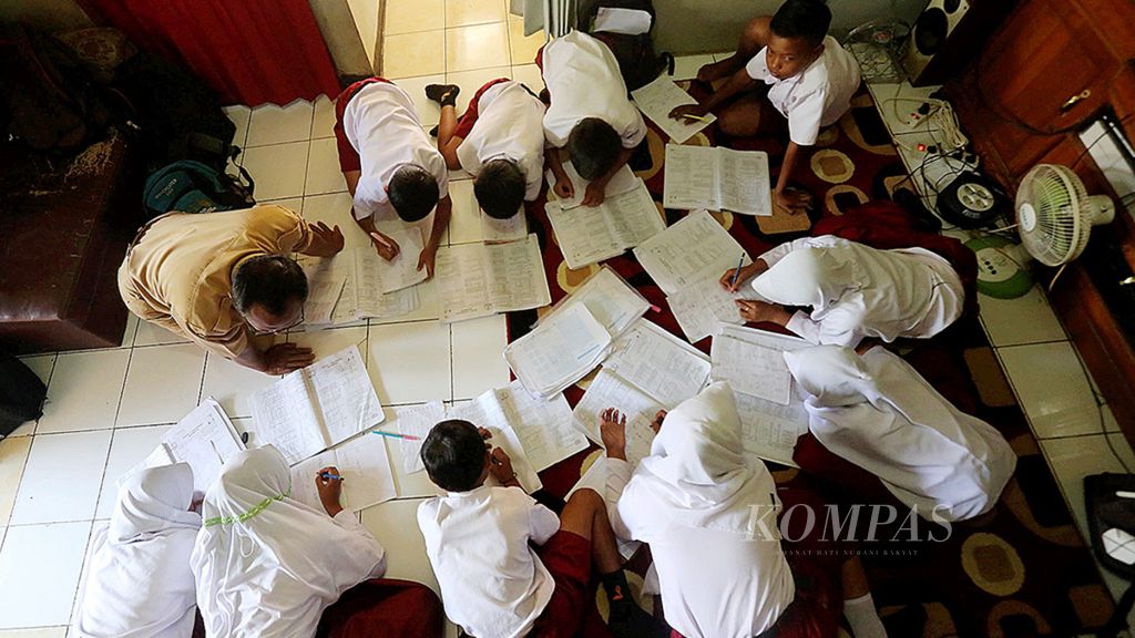 Siswa kelas 6 SD Negeri Windusakti, Salem, Brebes, Jawa Tengah, melakukan <i>try out  </i>ujian matematika di rumah warga, beberapa waktu lalu. 