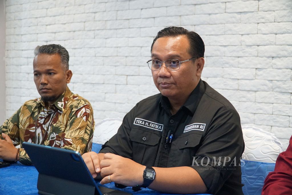 Anggota Ombudsman RI, Yeka Hendra Fatika, didampingi pejabat sementara Kepala Perwakilan Ombudsman Sumatera Barat Adel Wahidi, memberikan keterangan pers terkait penyaluran program kredit usaha rakyat (KUR) di BRI Regional Office Padang, Kota Padang, Sumatera Barat, Rabu (14/8/2024).