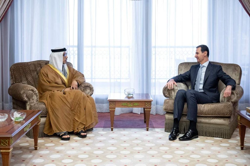 Foto yang dirilis Kementerian Urusan Kepresidenan Uni Emirat Arab menunjukkan Wakil Presiden Uni Emirat Arab Mansour bin Zayed Al Nahyan (kiri) bertemu dengan Presiden Suriah di Jeddah menjelang pertemuan puncak ke-32 G7 di Jeddah, Arab Saudi. / UAE's Ministry of Presidential Affairs / AFP) 