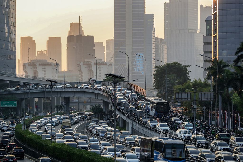 Kemacetan saat jam pulang kerja di Jalan Gatot Subroto, Jakarta, Rabu (9/8/2023). Macet dan polusi udara masih menjadi permasalahan yang tak kunjung selesai di Jakarta. Mengutip dari data IQAir, indeks kualitas udara Jakarta tertinggi pada hari ini mencapai angka 165. 