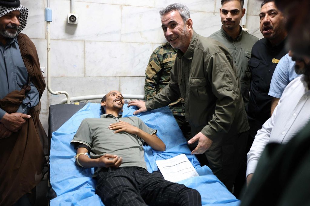 Abu Fadak al-Mohammedawi (middle, right), Chief of Staff of the Popular Mobilization Forces (PMF), visited a man in a hospital in Hilla, Babylon Province, Iraq on Saturday (20/4/2024). The man was injured in an attack on a PMF military base.
