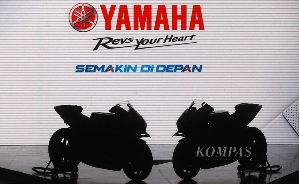 Tampilan siluet dari sepeda motor Yamaha YZR M1 2023 saat peluncuran perdana tampilan motor tim Monster Energy Yamaha MotoGP tersebut 2023 di Jakarta, Selasa (17/1/2023). 