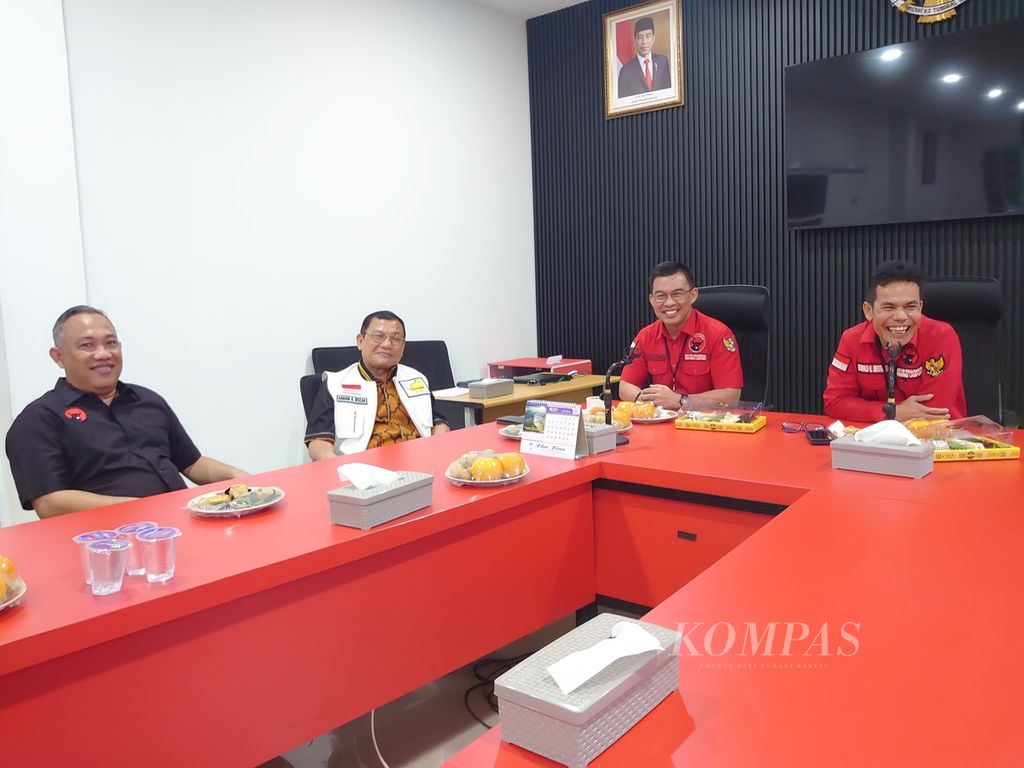 PDI-P politician, Umar Ahmad (left), meets Hanan A Rozak, Golkar Party politician, at the PDI-P Lampung office, Saturday (27/4/2024).