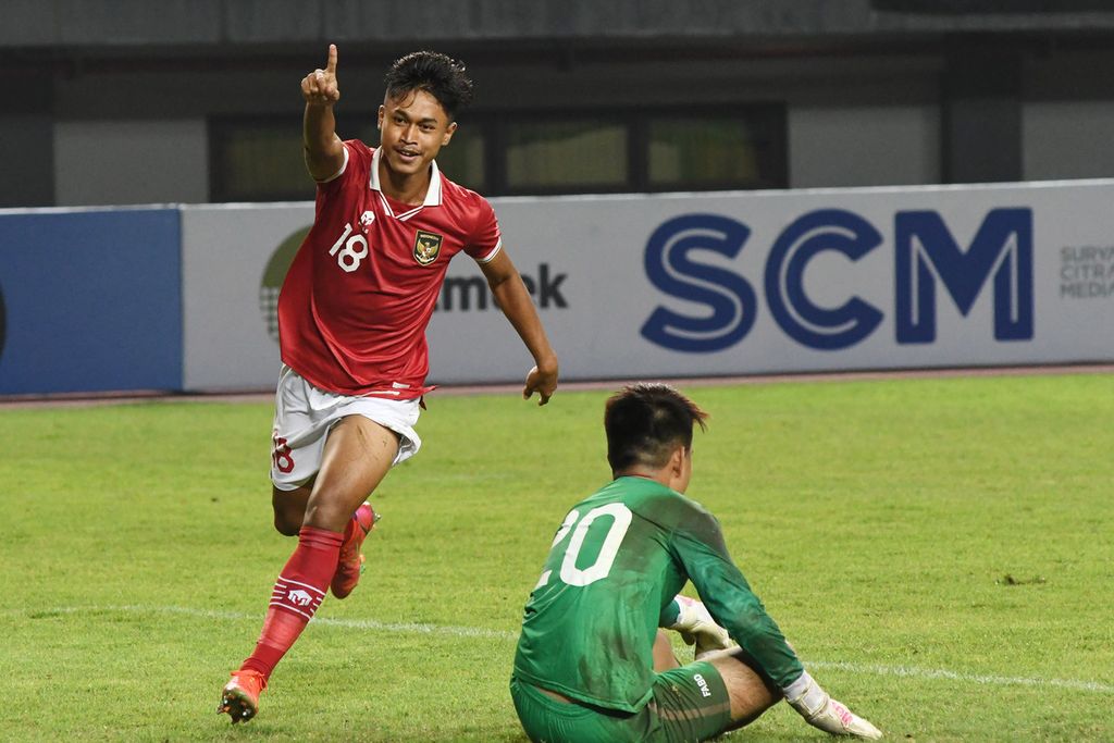 Pemain tim nasional sepak bola Indonesia U-19, Alfriyanto (kiri), merayakan golnya ke gawang Brunei Darussalam dalam laga penyisihan Grup A Piala AFF U19 2022 di Stadion Patriot Chandrabhaga, Bekasi, Jawa Barat, Senin (4/7/2022). Indonesia menang telak, 7-0, pada laga ini.