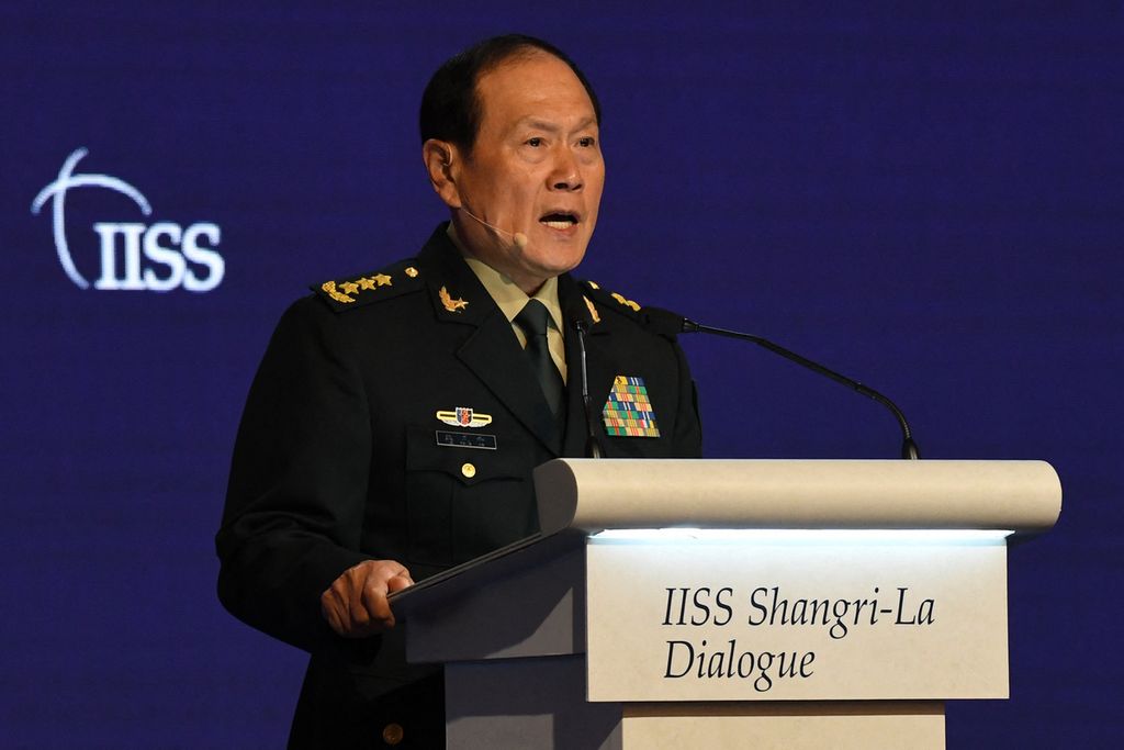 Menteri Pertahanan China Wei Fenghe berbicara dalam forum Dialog Shangri-La di Singapura, 12 Juni 2022. 