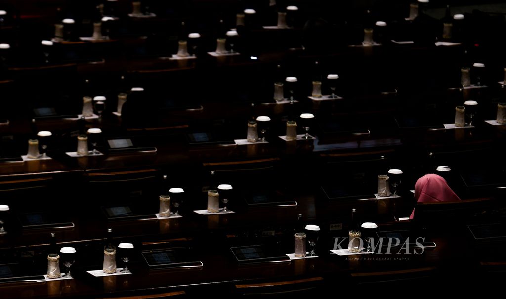 Gelas kosong untuk anggota DPR tertata saat rapat paripurna dengan agenda penyampaian pandangan fraksi-fraksi terhadap revisi empat rancangan undang-undang di Kompleks Parlemen, Senayan, Jakarta, Selasa (28/5/2024). 