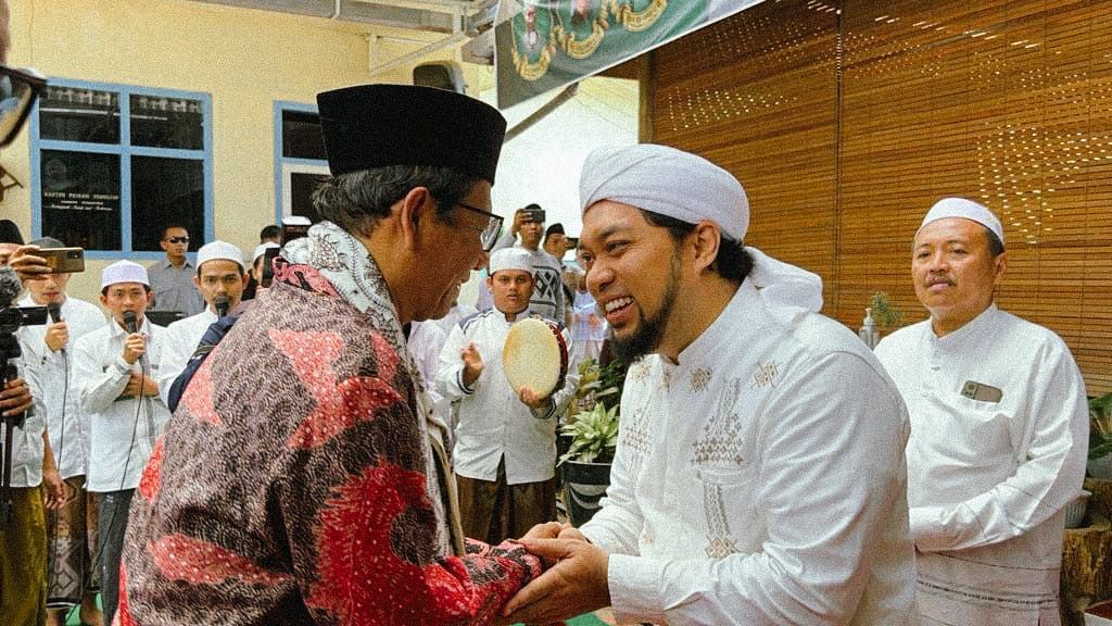 Cawapres Mahfud MD bertemu dengan KH Afifuddin di Ponpes Salafiyah Syafiiyah, Sukorejo, Situbondo, Jawa Timur, Minggu (3/12/2023).