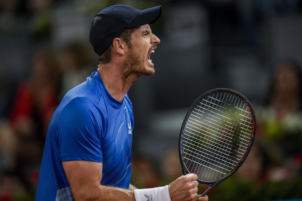 Luapan emosi petenis Inggris Raya, Andy Murray, setelah meraih poin melawan petenis Austria, Dominic Thiem, pada laga babak pertama ATP Masters 1000 Madrid di Caja Magica, Madrid, Spanyol, 2 Mei 2022.