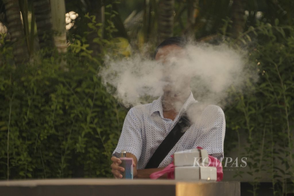 Warga mengonsumsi rokok elektrik di Jakarta, Rabu (30/8/2023). Pengguna mengonsumsi rokok elektrik dengan cara mengisap cairan yang telah dipanaskan menggunakan pemanas elektrik berbasis baterai. Jika rokok konvensional menghasilkan asap, rokok elektrik menghasilkan uap atau aerosol.