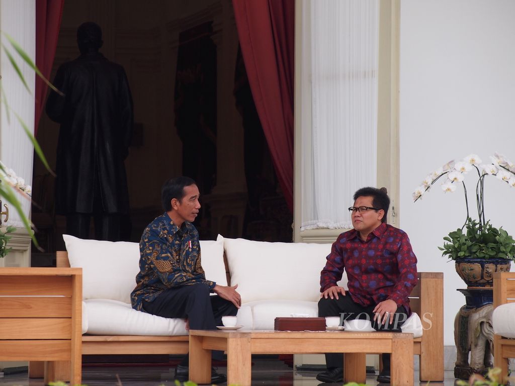 Presiden Joko Widodo dan Ketua Umum PKB Muhaimin Iskandar berdiskusi tentang berbagai isu kebangsaan di beranda belakang Istana Merdeka, Kompleks Istana, Jakarta, Selasa (29/11/2016) siang. 