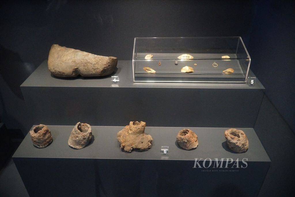 Sejumlah tuyere (nomor 6), peralatan tungku peleburan besi, serta beberapa benda lainnya yang ditemukan di Situs Arkeologi Sungai Jaong, Santubong, dipajang di lantai empat Borneo Cultural Museum, Kota Kuching, Sarawak, Malaysia, Sabtu (24/2/2024). 