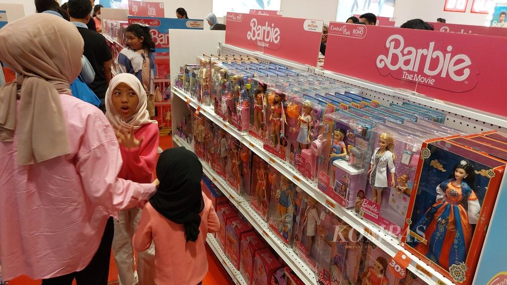 Mainan Barbie yang dijual di area Barbie Dream House di Mal Neo Soho, Jakarta Barat, Sabtu (22/7/2023). Taman bermain yang didominasi warna merah muda dan dilengkapi permainan seluncur, kolam bola dan ruang rias bertemakan Barbie untuk menyambut pemutaran film <i>Barbie.</i>