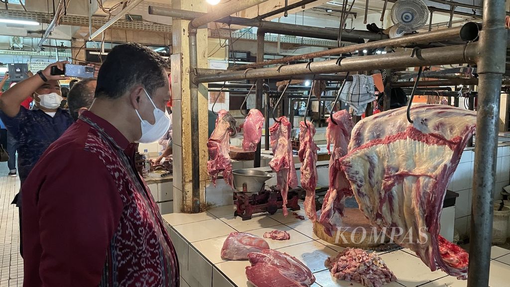 Direktur Utama Perum Bulog Budi Waseso meninjau harga daging sapi di Pasar Kramat Jati, Jakarta, Jumat (17/3/2023)