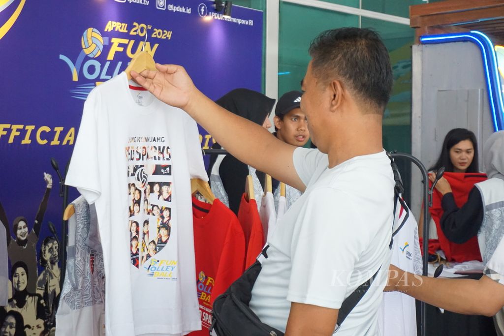 Penggemar memilih baju bergambar Daejeon Jung Kwan Jang Red Sparks di Stadion Indonesia Arena, Sabtu (20/4/2024), menjelang laga ekshibisi antara timnas Indonesia dan Red Sparks yang bertajuk “Fun Volleyball”.