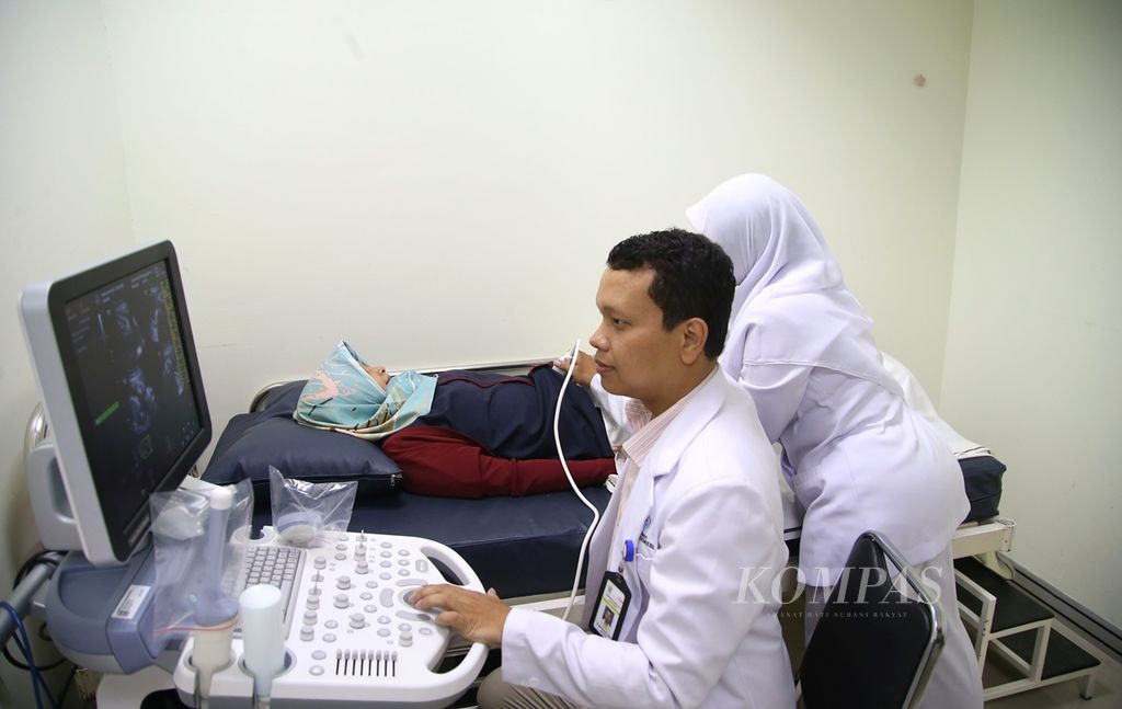 Dokter memeriksa kandungan seorang pasien di Rumah Sakit Umum Pusat Nasional Dr Cipto Mangunkusumo, Jakarta, Senin (18/11/2019). 