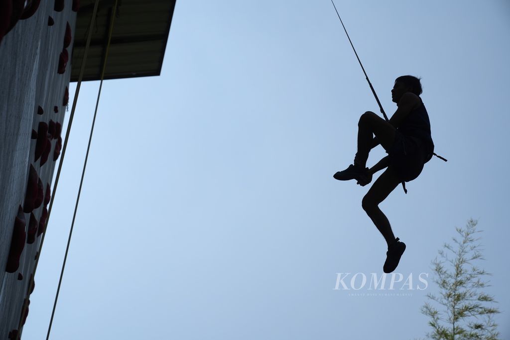 Siluet atlet panjat tebing dari Aspar Jaelolo Climbing Club (AJCC) berlatih nomor kecepatan di Hotel Santika Premiere, Kota Harapan Indah, Kota Bekasi, Jawa Barat, Rabu (14/8/2024). 