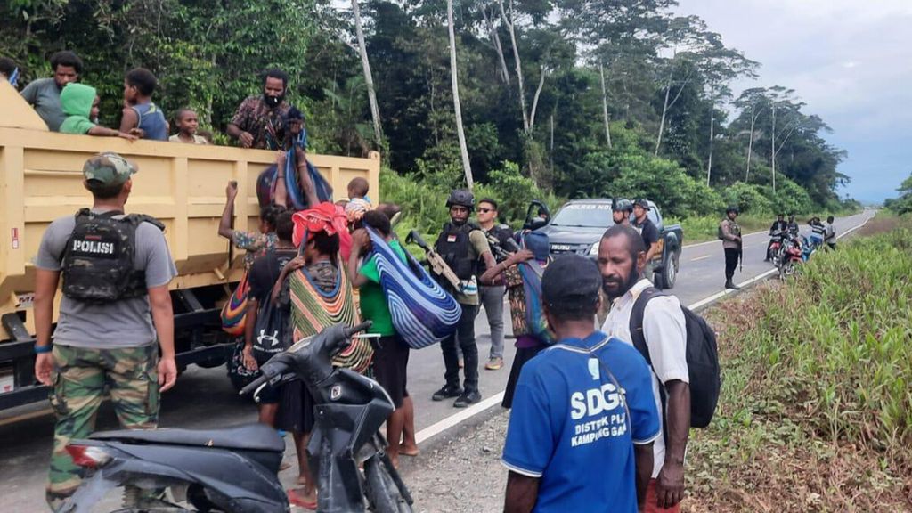 Para warga dari Kampung Nogolait yang mengungsi ke Distrik Kenyam, ibu kota Kabupaten Nduga, Papua Pegunungan, sejak Senin (29/5/2023).
