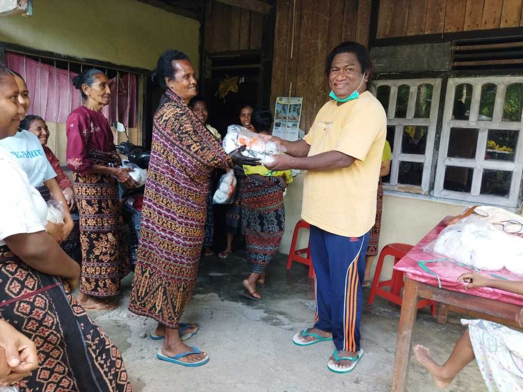 Bunda Hendrika Mayora memberi bantuan bahan pokok kepada warga miskin di Maumere, Sikka, Nusa Tenggara Timur. Kelompok transpuan mengumpulkan uang untuk berbelanja bahan pokok, kemudian diserahkan kepada warga kurang mampu.