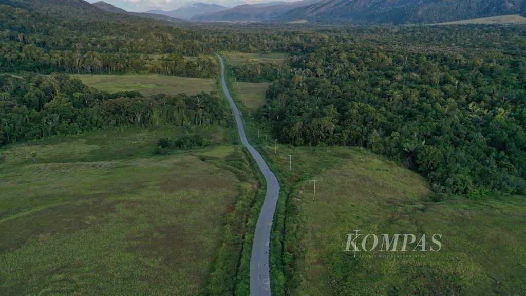 Ruas jalan Trans-Papua di Distrik Kebar, Kabupaten Tambrauw, Papua Barat, Jumat (16/4/2021). 