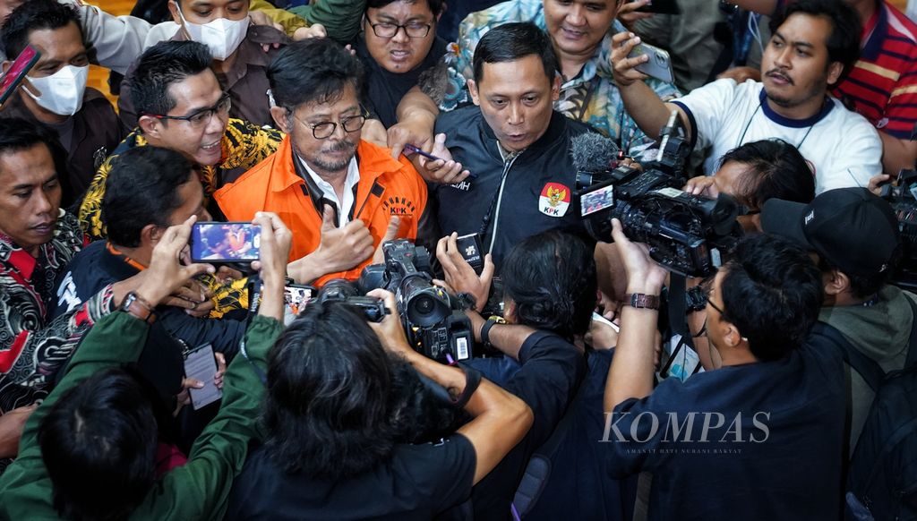 Bekas menteri pertanian, Syahrul Yasin Limpo, digiring petugas setelah ekspos penahanan di Gedung KPK, Jakarta, terkait dugaan kasus korupsi di Kementerian Pertanian, Jumat (13/10/2023) malam.